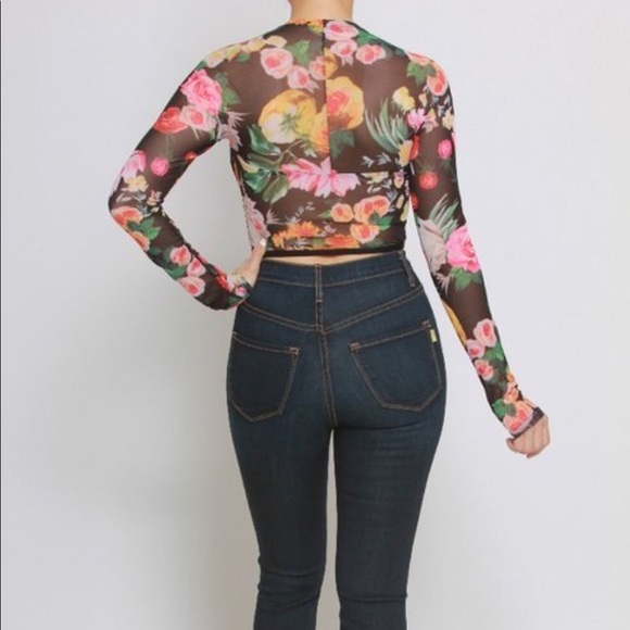 ✨ALL APPAREL $10✨Flower Print Mesh Crop Top - Picture 4 of 6